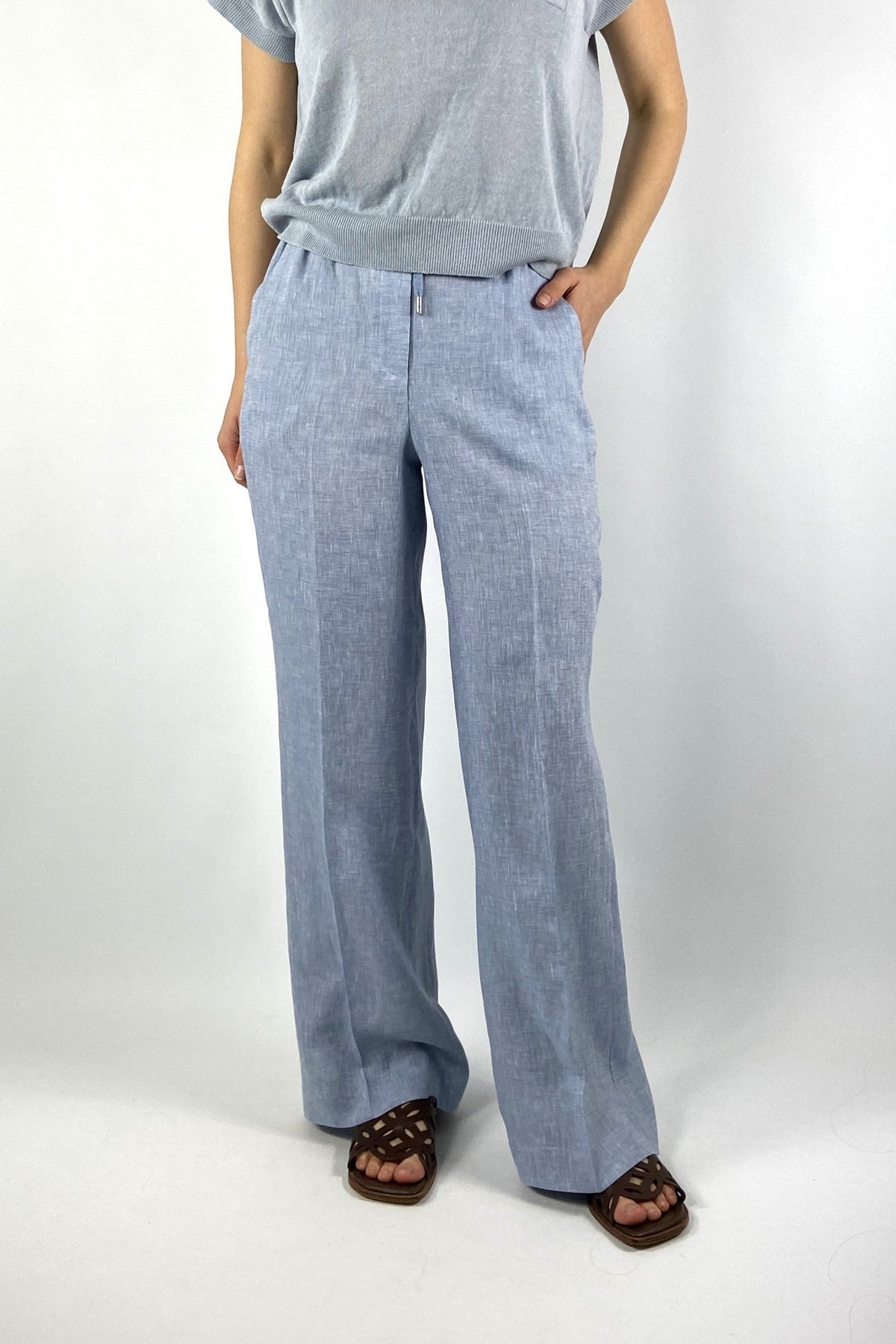 P04234 Peserico lichtblauwe linnen palazzo broek met hoge taille, persvouwen en elastische band met trekkoord.