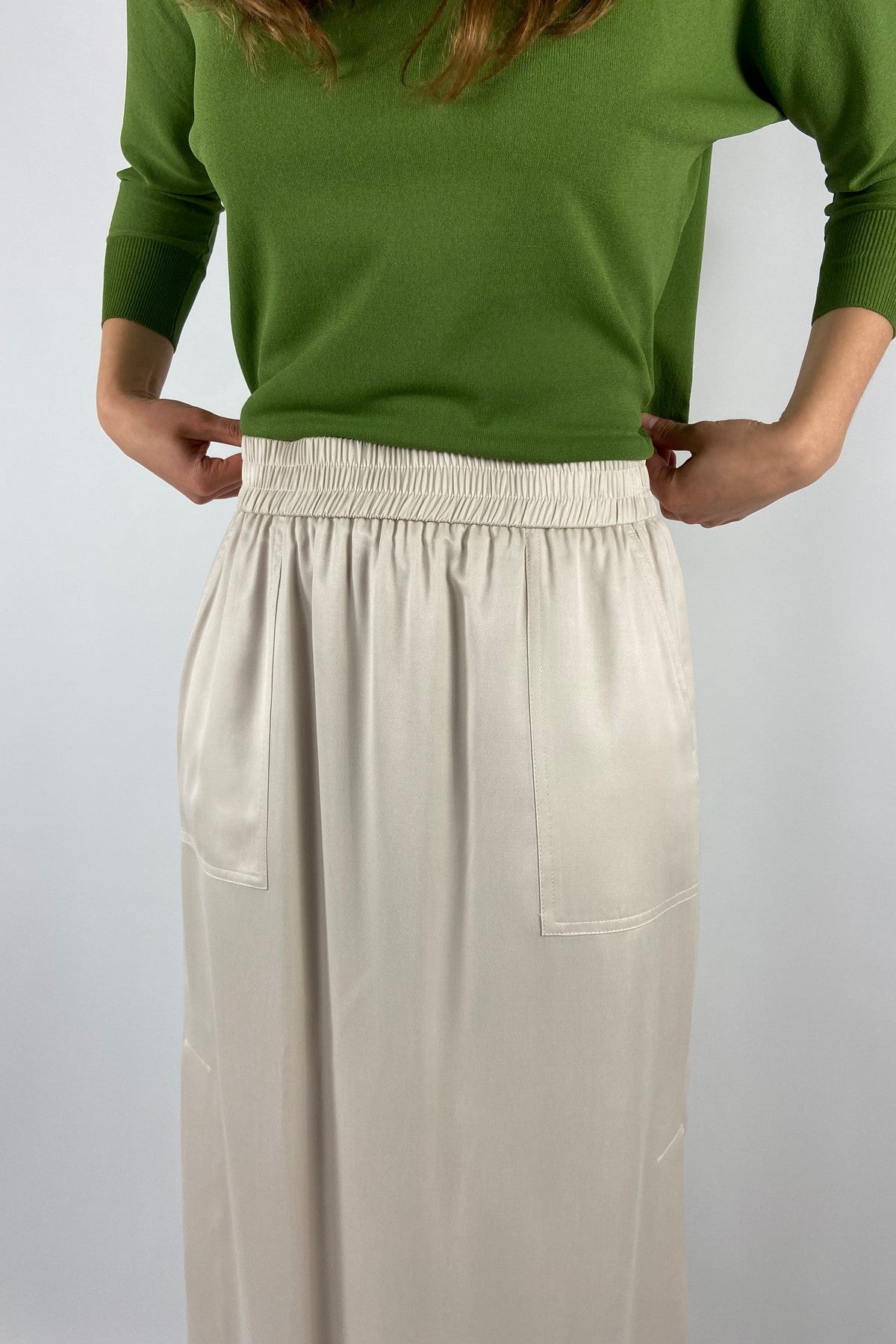 P05186 Peserico lange uitlopende rok, detail elastische tailleband.