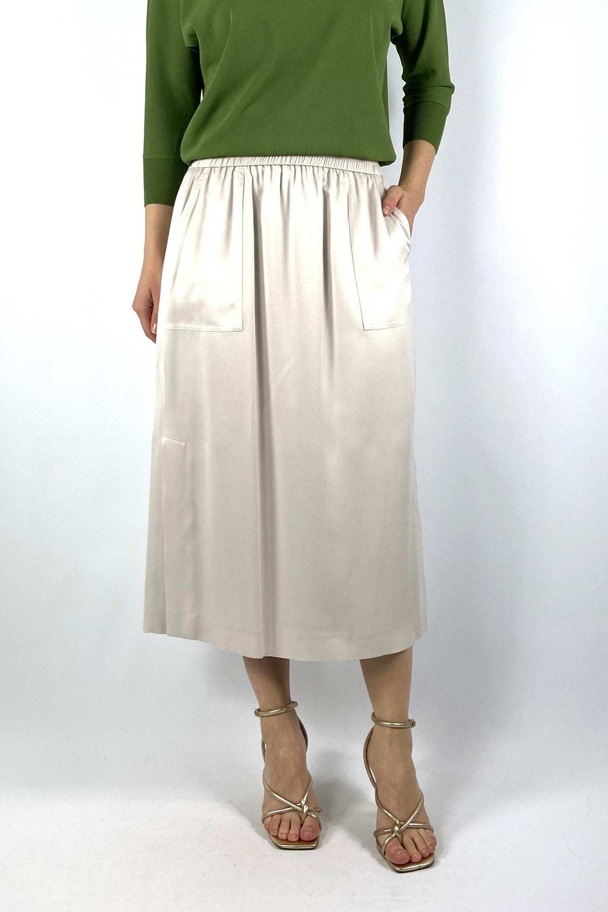 P05186 Peserico lange uitlopende rok in lichtbeige viscose cupro twill met peach touch.