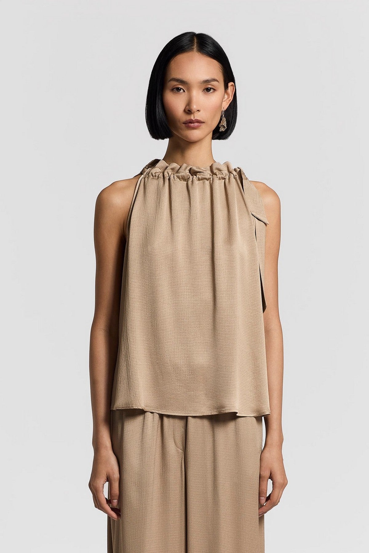 Peserico mouwloze top in ivory gehamerd satijn met luxe glans.