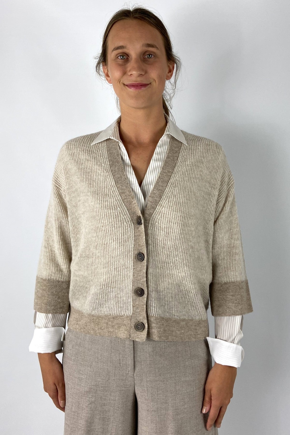 Kort gillet in alpacamix met 3 knopen, 3/4 mouwen en contrasterende manchetten. V-hals, stijlvol te dragen op een broek.
