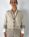 Kort gillet in alpacamix met 3 knopen, 3/4 mouwen en contrasterende manchetten. V-hals, stijlvol te dragen op een broek.