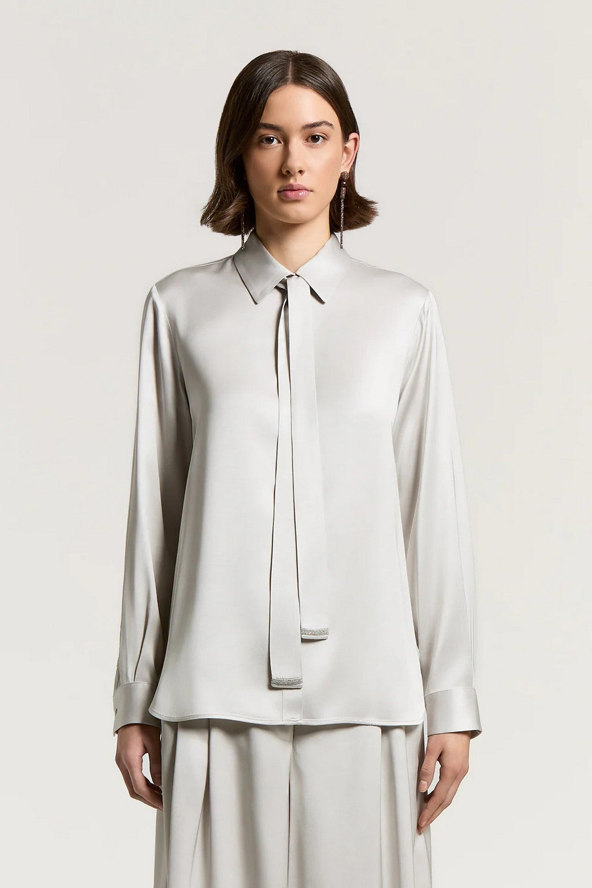 Peserico satijnen blouse van 100% viscose met Punto Luce-detail en asymmetrisch ontwerp