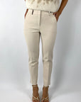 Enkellange lichtbeige Peserico broek met normale taille, riemlussen, rits- en haaksluiting. Slim fit met zadelsteken en paspelzakken achter.