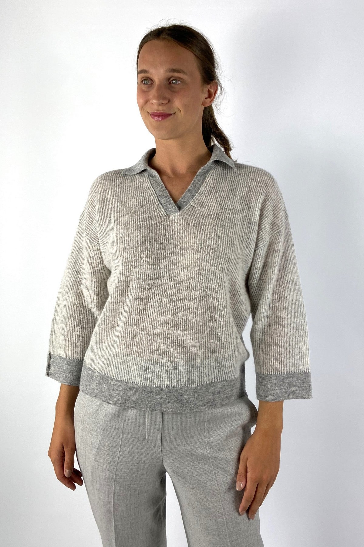 Bicolor pull met polokraag en 3/4 mouwen.