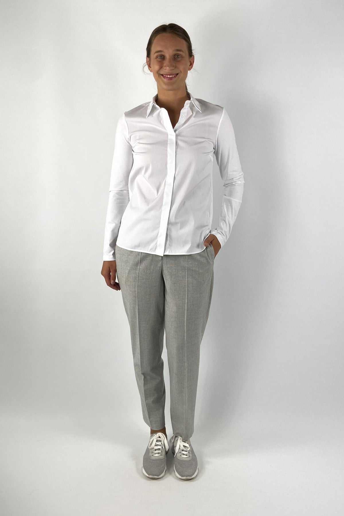 Effen witte stretchkatoenen overhemd met verborgen knopen en elegante kraag. Koel, comfortabel en veelzijdig, ideaal voor zowel chic als casual.