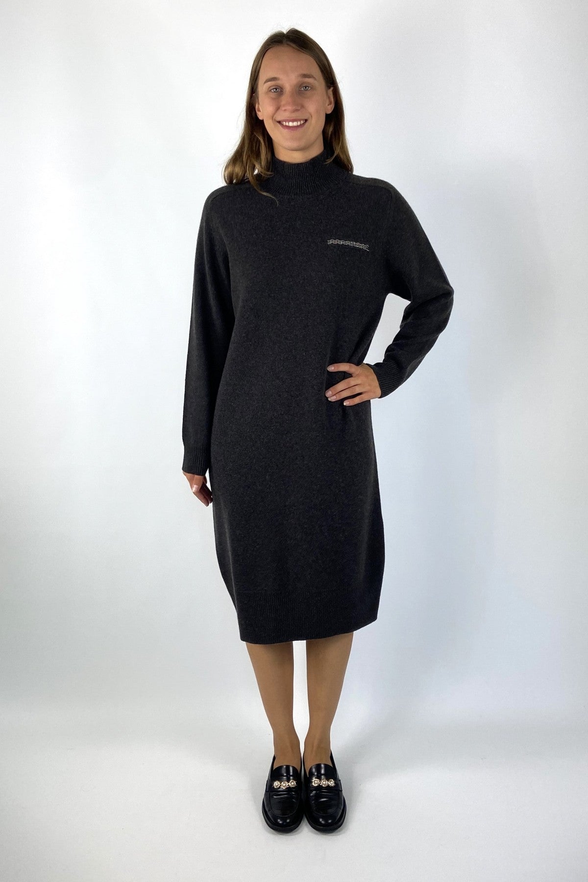 Gebreide rechte jurk met lange mouwen net onder de knie van Peserico in donkerbruin met punto lace detail.