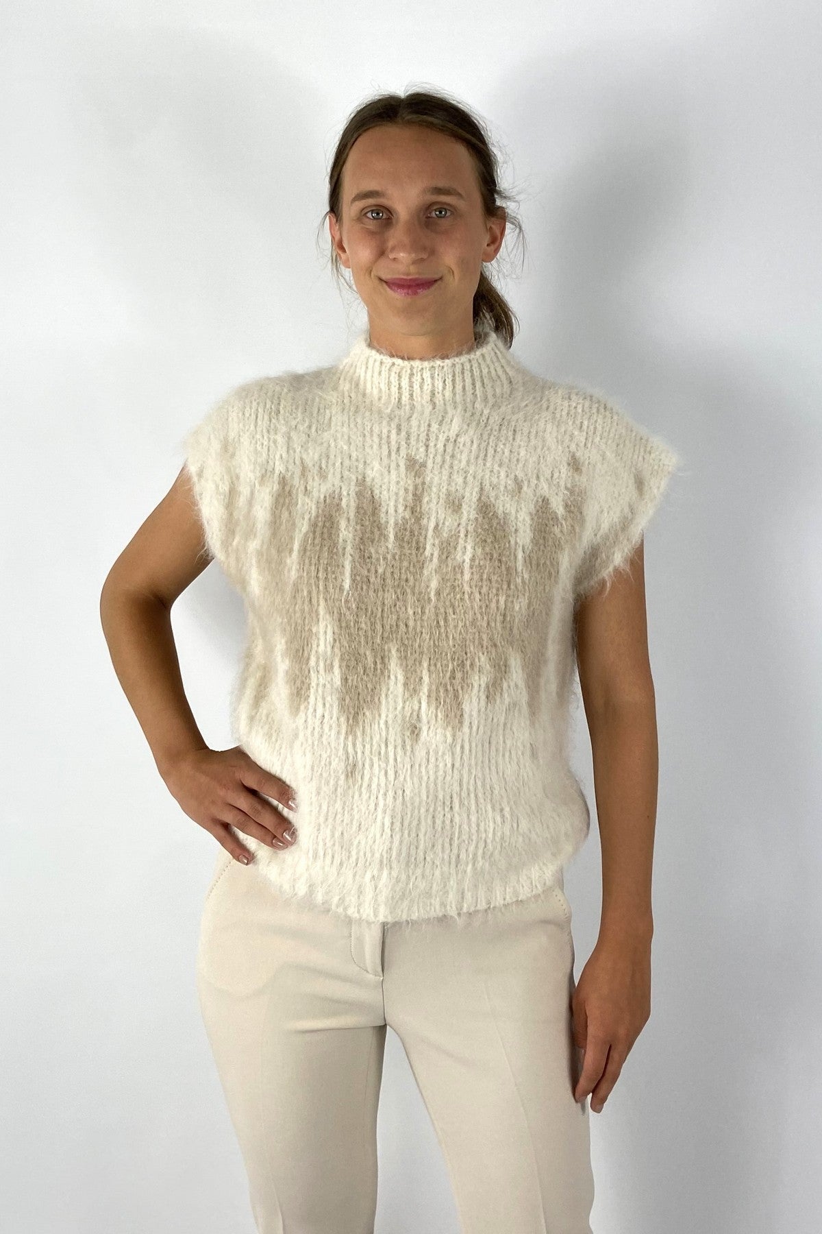 Pluizuge gebreide pull met opstaande kraag en kapmouwen in aangename "brushed" alpaca/merino kwaliteit. Kleur is ecru met camel dessin.
