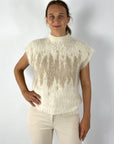 Pluizuge gebreide pull met opstaande kraag en kapmouwen in aangename "brushed" alpaca/merino kwaliteit. Kleur is ecru met camel dessin.