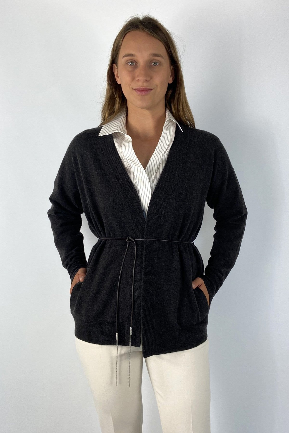 Gillet met lange mouwen in een luxueuze wol/zijde/cashmere mix met bijhoren fijn lintriempje.