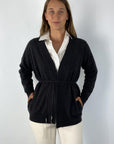 Gillet met lange mouwen in een luxueuze wol/zijde/cashmere mix met bijhoren fijn lintriempje.