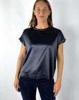 Een glanzend dames-T-shirt in zijde satijn met korte, wijde kimonomouwen. Aan de halslijn schittert een subtiel glinsterend detail. De snit is losjes met een licht uitlopende zoom.