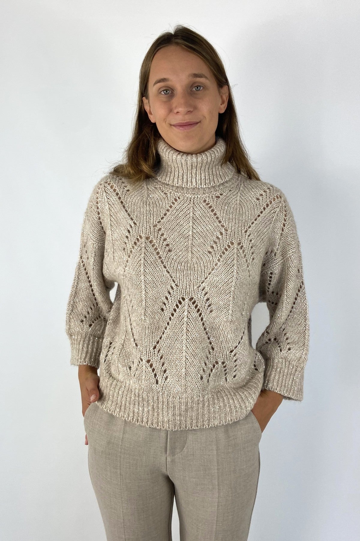 Luxe coltrui met ajour ruitpatroon, zilverkleurige lurex en pailletten. Losse pasvorm en zachte feel voor een stijlvolle, comfortabele look.