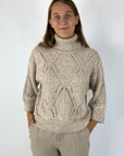 Luxe coltrui met ajour ruitpatroon, zilverkleurige lurex en pailletten. Losse pasvorm en zachte feel voor een stijlvolle, comfortabele look.