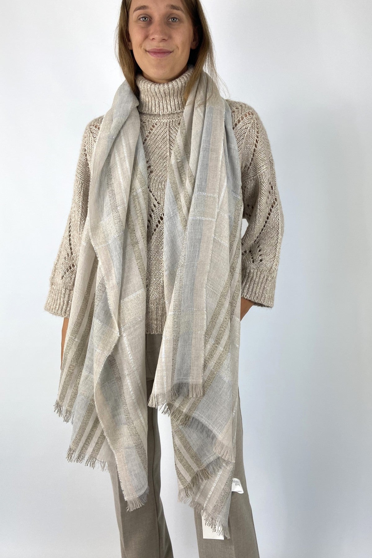 Rechthoekige sjaal met franjes in wolmix in beige/grijze kleuren.