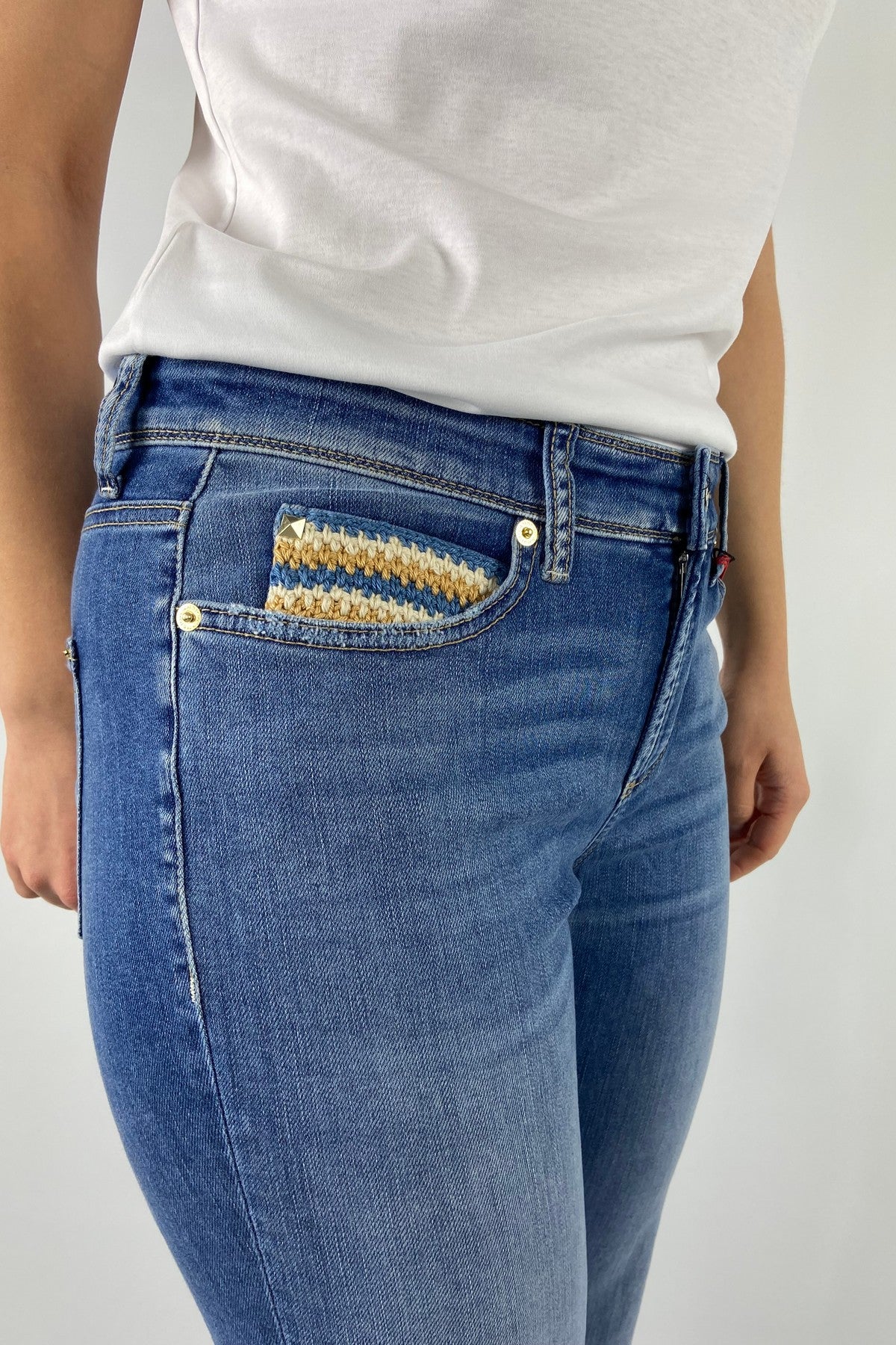 Piper short 9182: Detail van het verfijnde haakwerk op het rechterzakje van de blauwe Cambio jeans.
