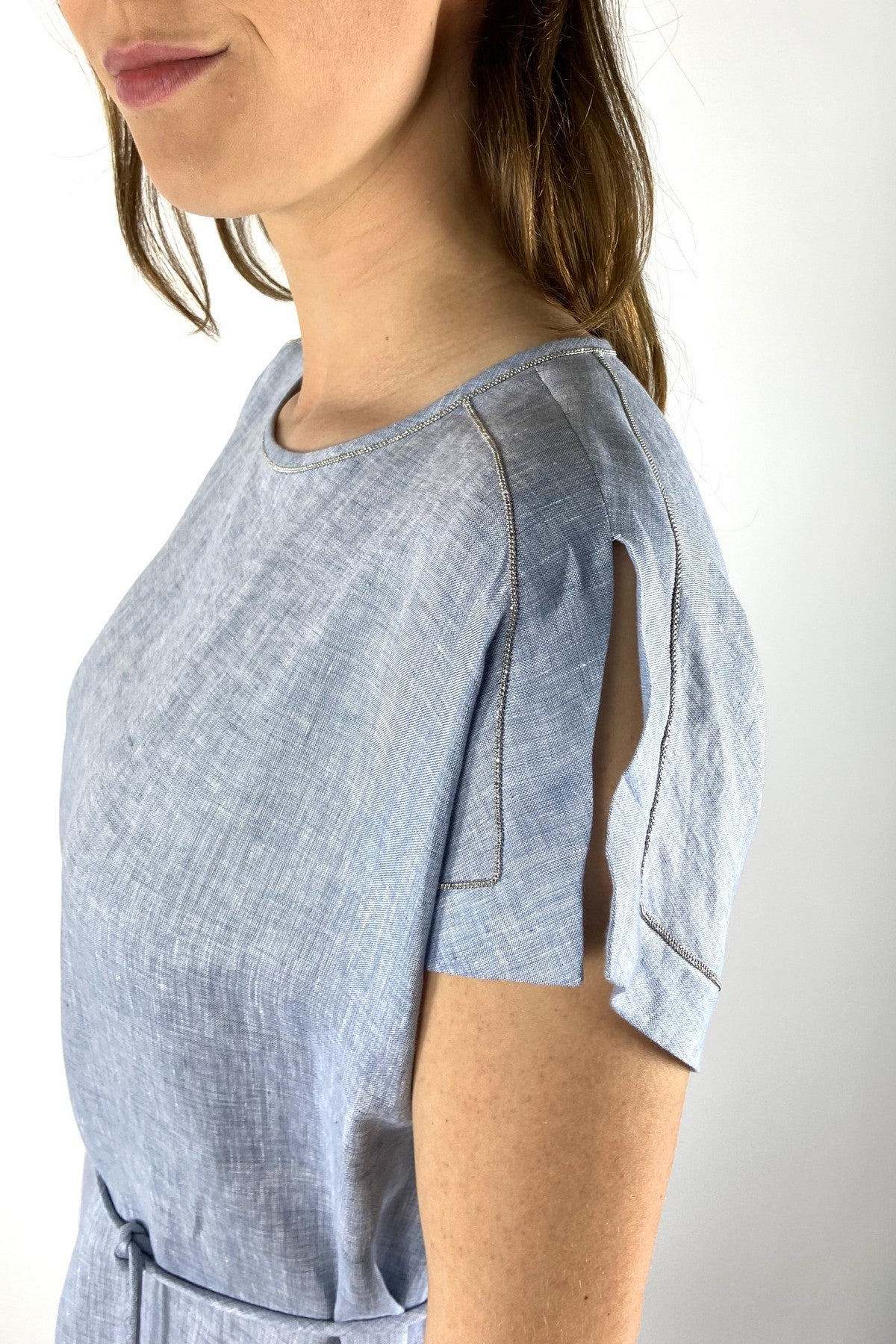 S02413A Peserico lichtblauwe linnen midi-jurk met Punto Luce details op de schouders.