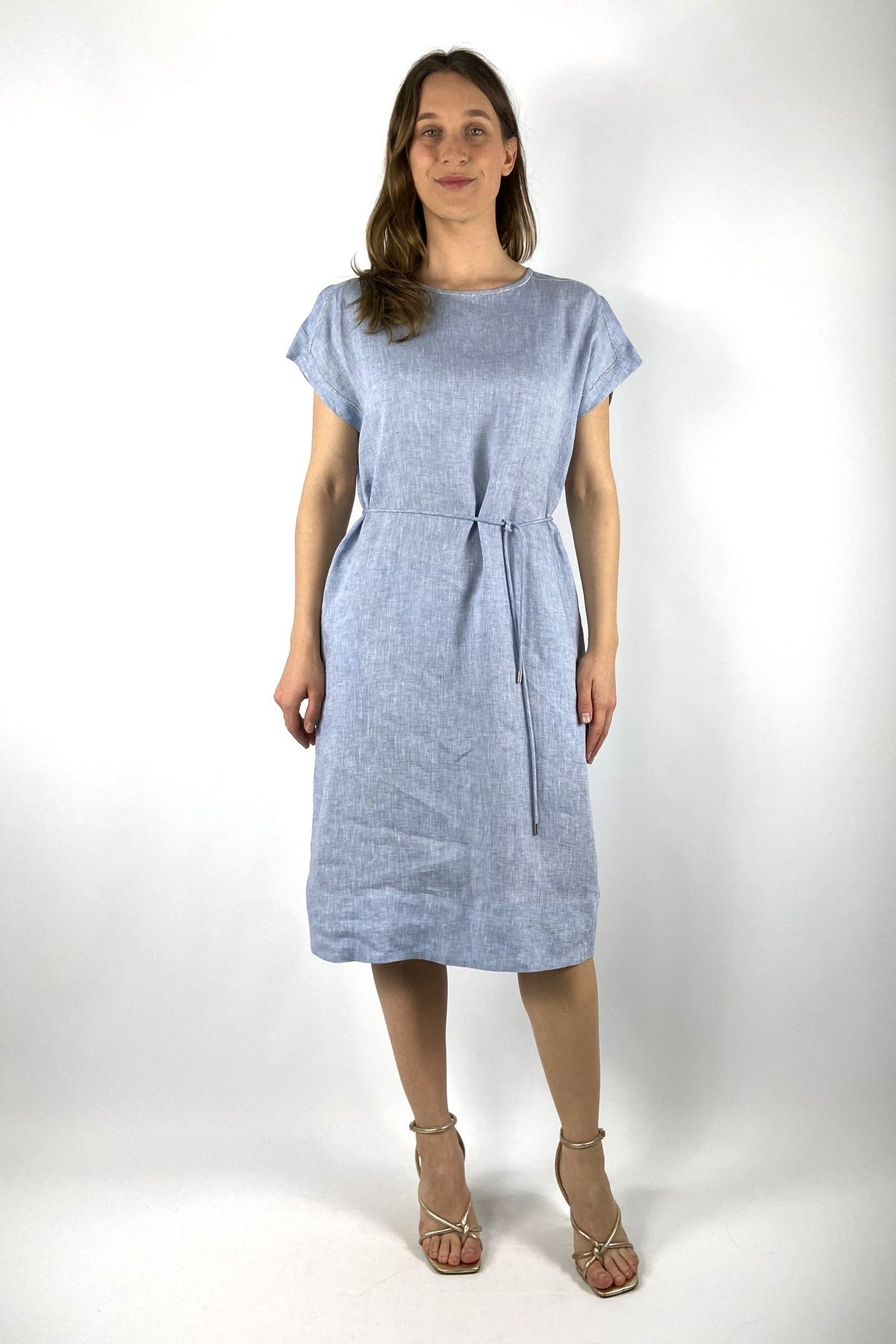 S02413A Peserico lichtblauwe linnen midi-jurk met Punto Luce details op de schouders en een geweven ceintuur.