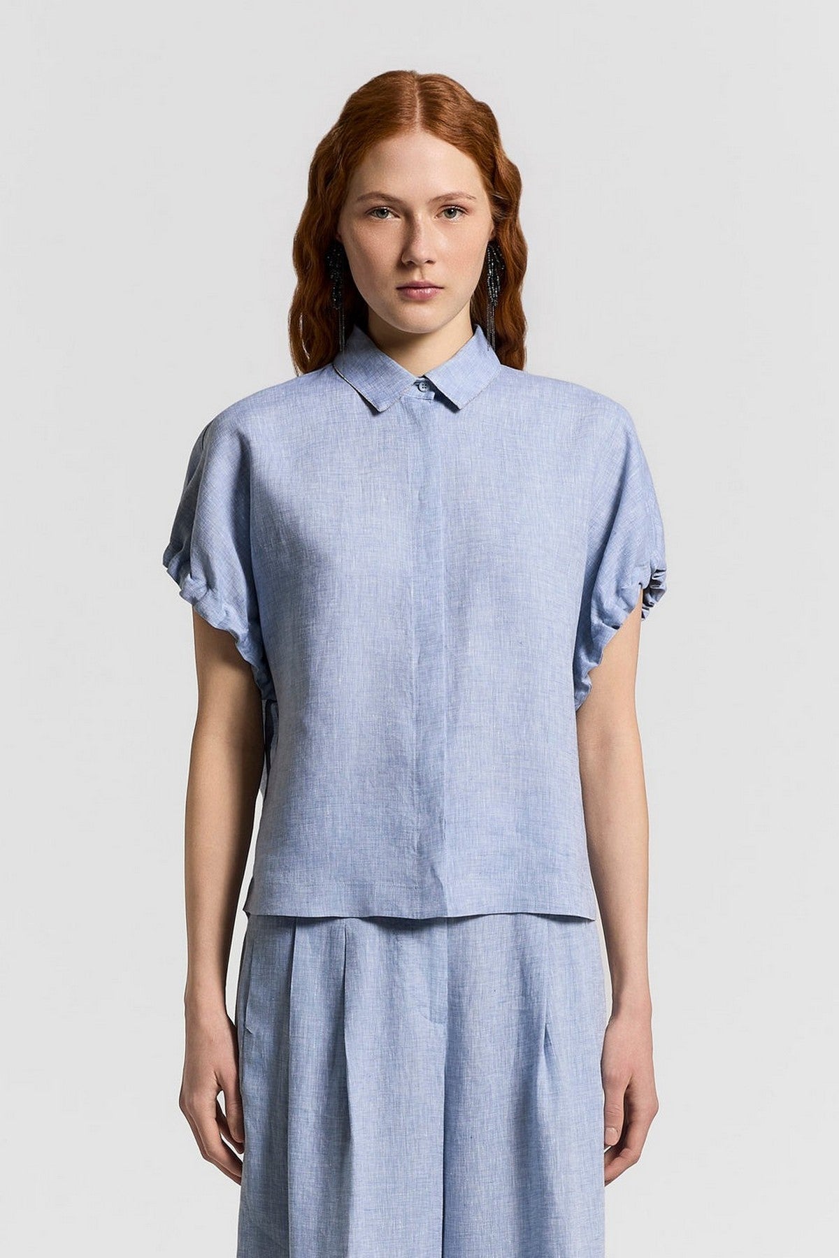 S06448D Peserico linnen shirt Dust Light Blue met Punto Luce detail en strikkoord.