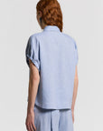 S06448D Peserico linnen shirt Dust Light Blue met Punto Luce detail en strikkoord achterzijde.