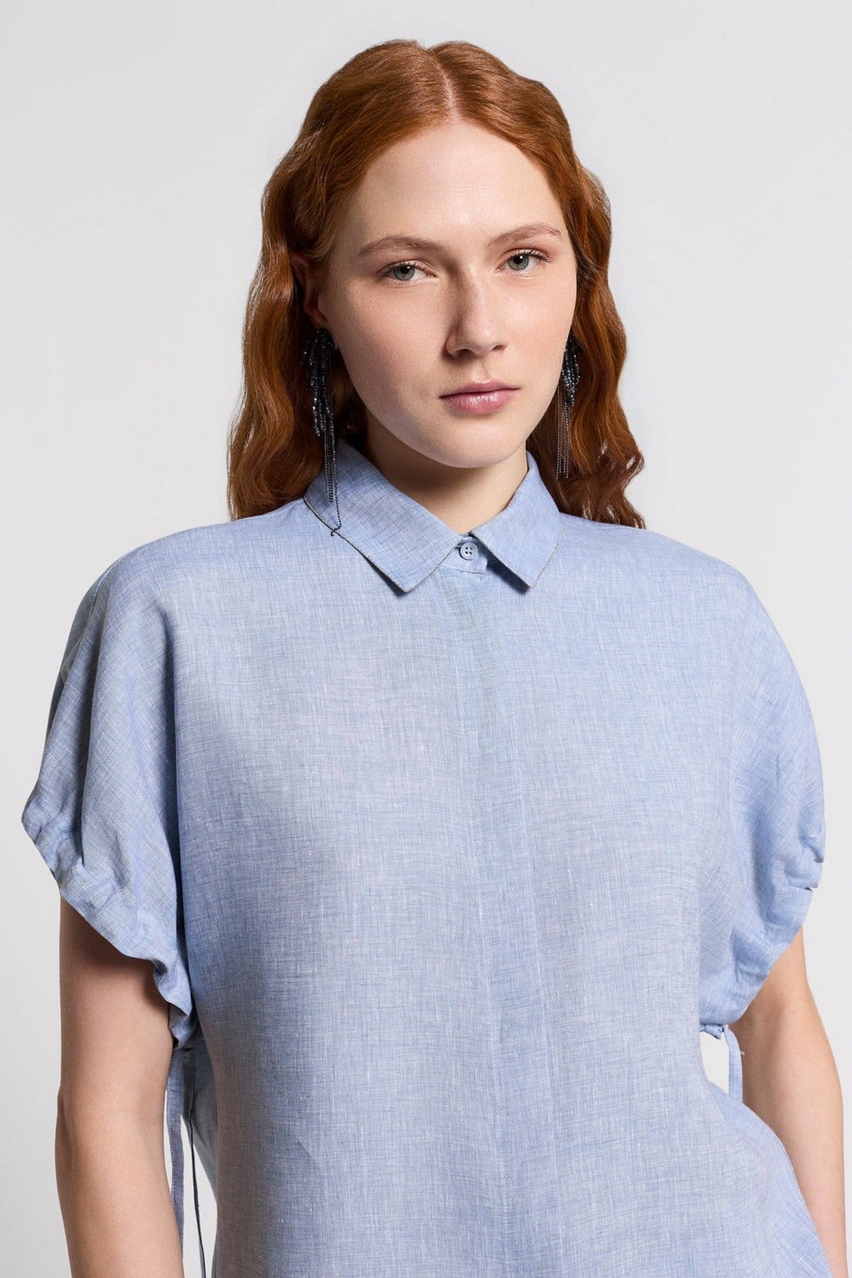S06448D Peserico linnen shirt Dust Light Blue met Punto Luce detail aan het kraagje.