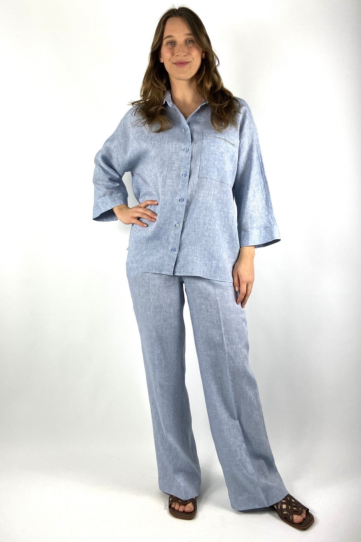 S06491 Peserico lichtblauwe linnen hemdbloes met 3/4 kimono-mouwen en Punto Luce detail op de borstzak.