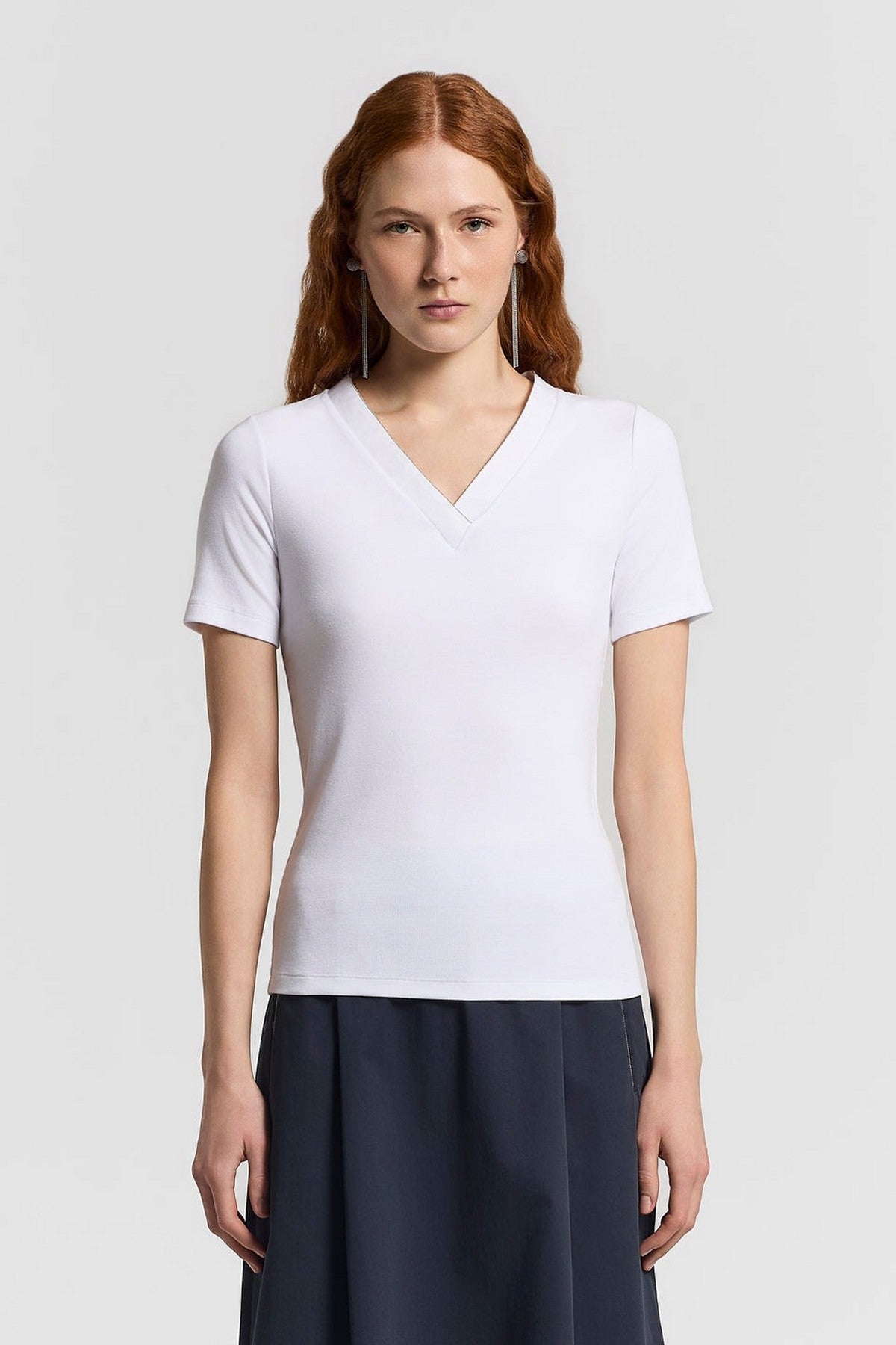 71-S06939J0 Peserico micro-rib jersey T-shirt light white met V-hals en Punto Luce detail.