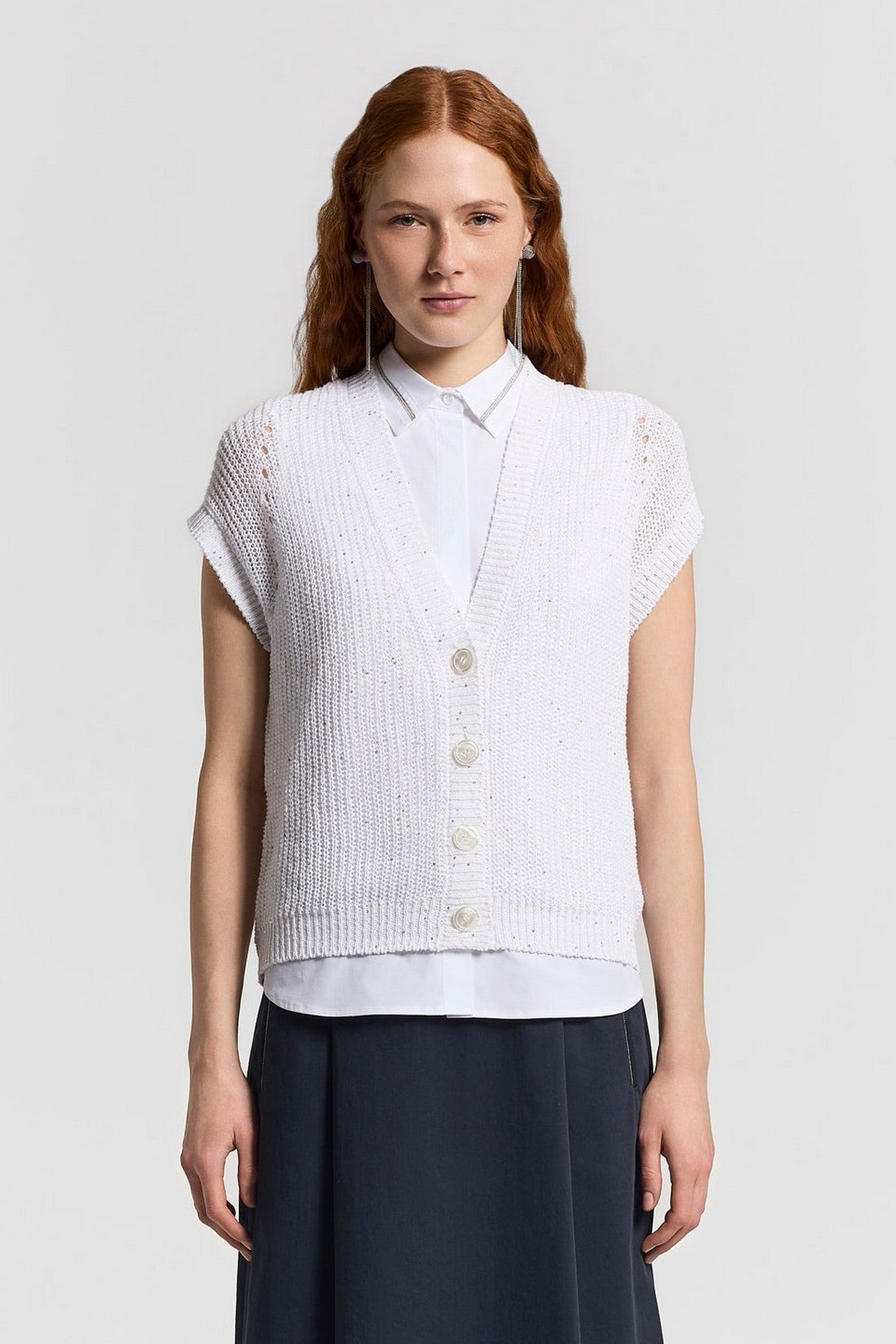 71-S99133F05-9263A-00A-36: Peserico mouwloze linnen cardigan met micro-pailletten bij Nuance Boutique.