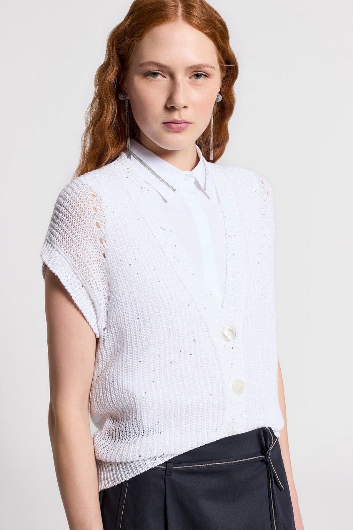 71-S99133F05-9263A-00A-36: Detail van de cob-stitch maïskorrelsteek en de glinsterende pailletten van de  Peserico gilet  in off-white.