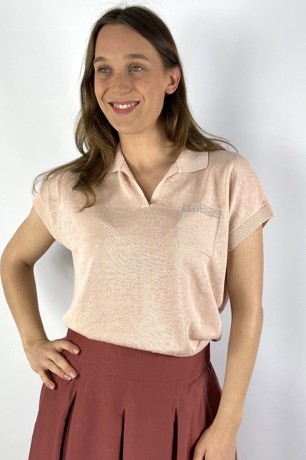 S99178F12 Peserico zachtroze polotrui van linnen en katoen met Punto Luce detail op het borstzakje.