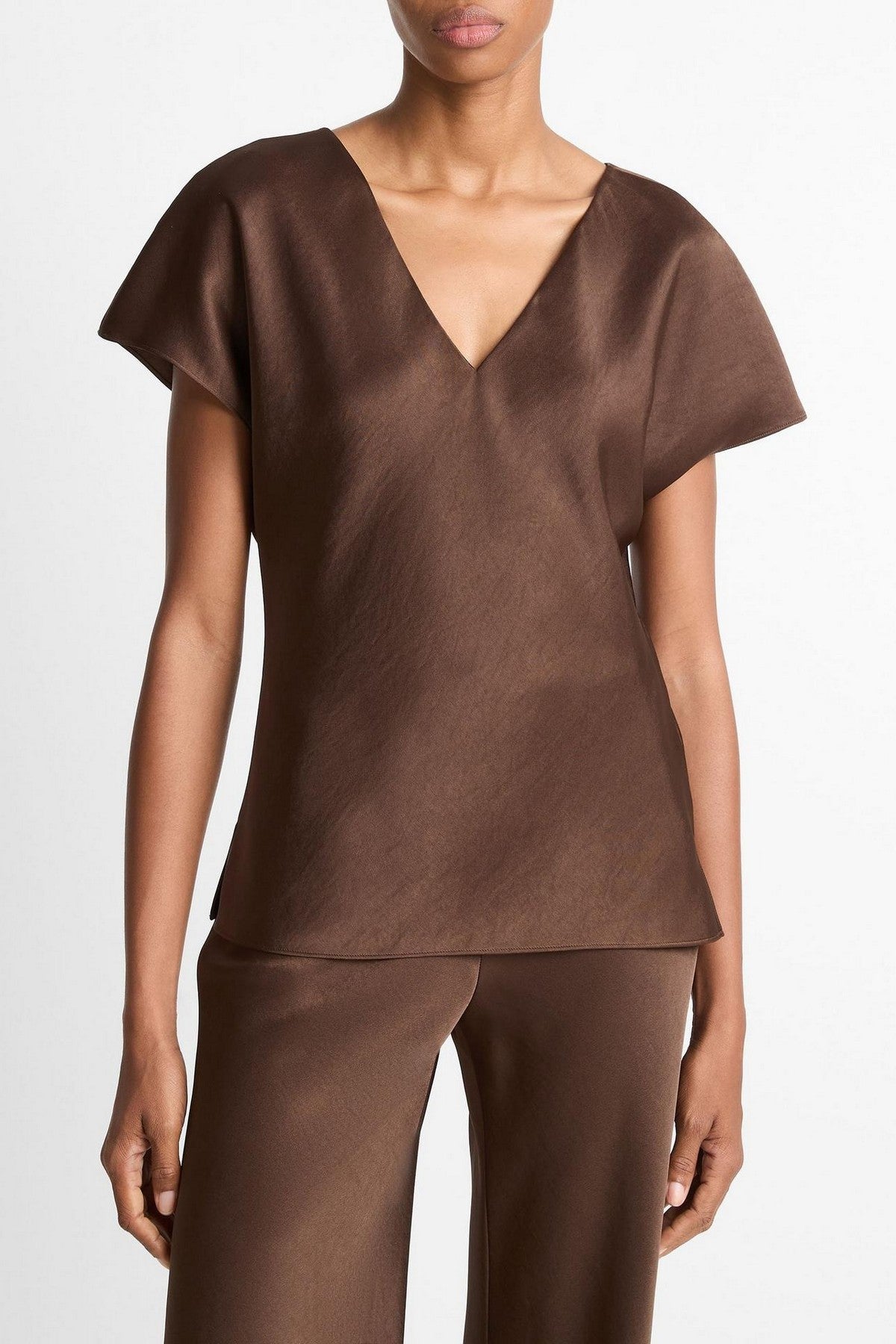 Satijnen blouse met V-hals en korte, zwierige kapmouwtjes in een vloeiend silhouet dat elegant valt over de heupen. Kleur: espresso bruin.