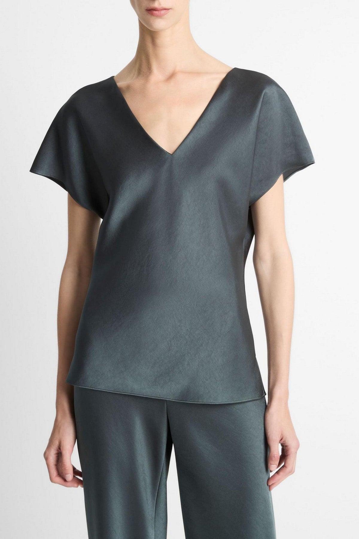 Satijnen blouse met V-hals en korte, zwierige kapmouwtjes in een vloeiend silhouet dat elegant valt over de heupen. Kleur is grijsgroen.