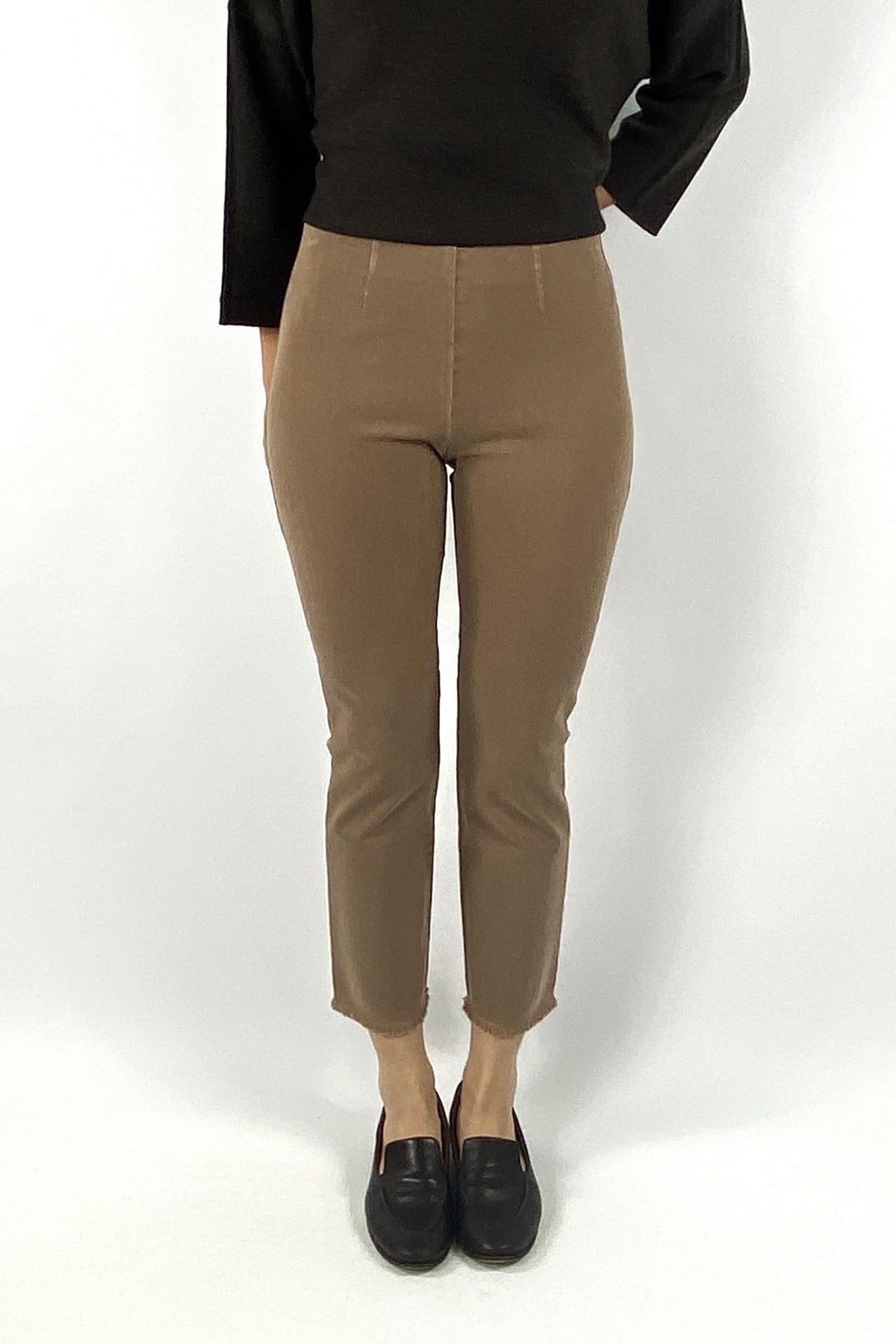 Broek model Cindy van Seductive in een nougat-kleur. Onderaan de broekspijp zijn franjes.