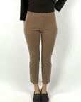 Broek model Cindy van Seductive in een nougat-kleur. Onderaan de broekspijp zijn franjes.