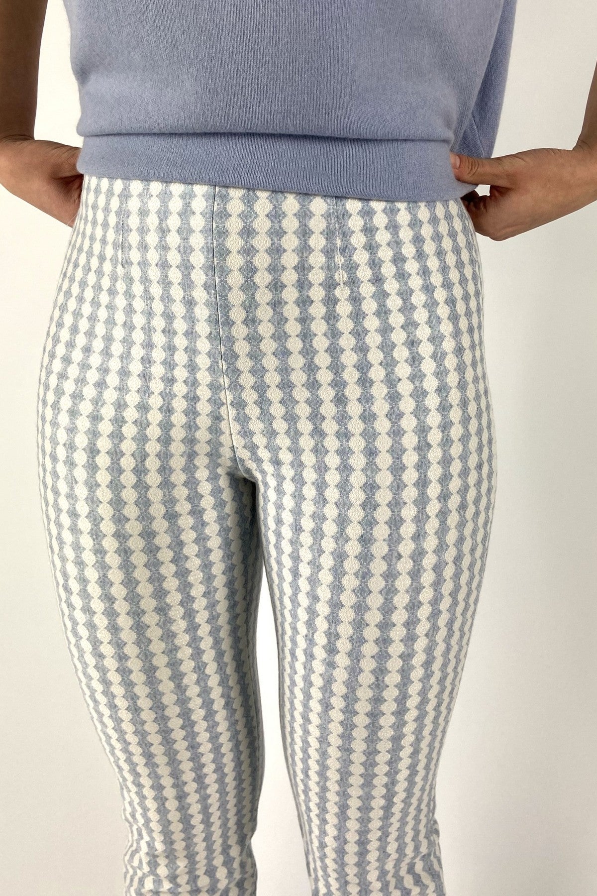 092800-3028-Seductive close-up van de Confetto Jacquard-stof met de moderne ovaalvormige print van de Cindy broek.