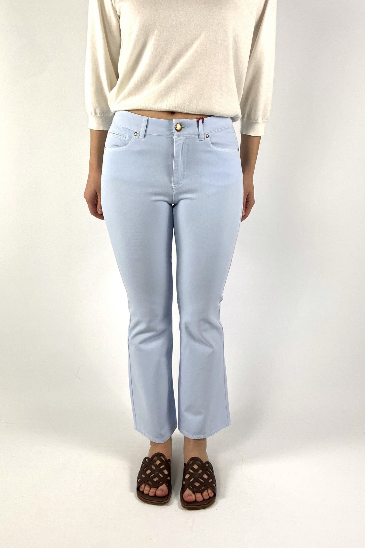 92974-6610-Seductive close-up van de hoogwaardige lichtblauwe denimstof en de 5-pocket details van de Claire Kick jeans.