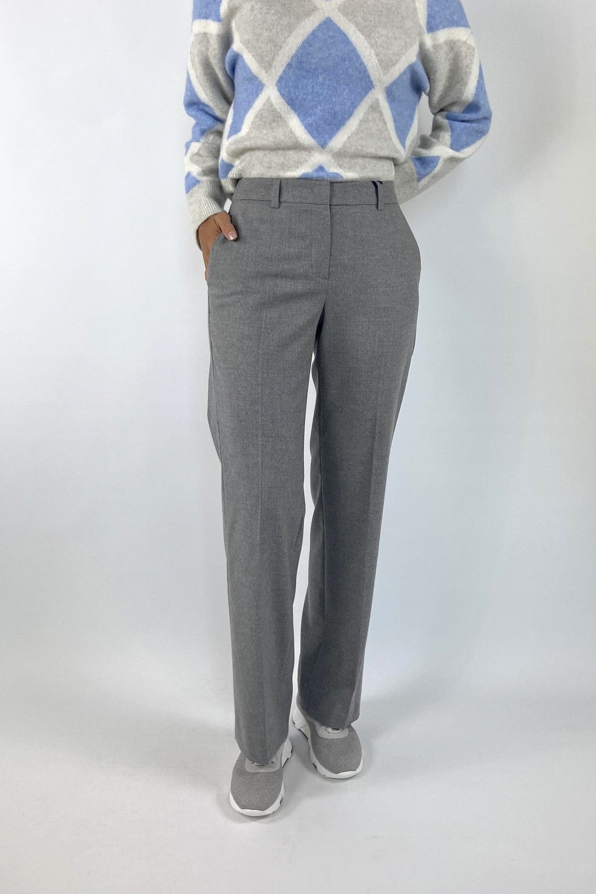 Grijze damesbroek van Seductive, model Luca in een zachte cool wool stof. De broek heeft 2 steekzakken.