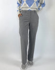 Grijze damesbroek van Seductive, model Luca in een zachte cool wool stof. De broek heeft 2 steekzakken.