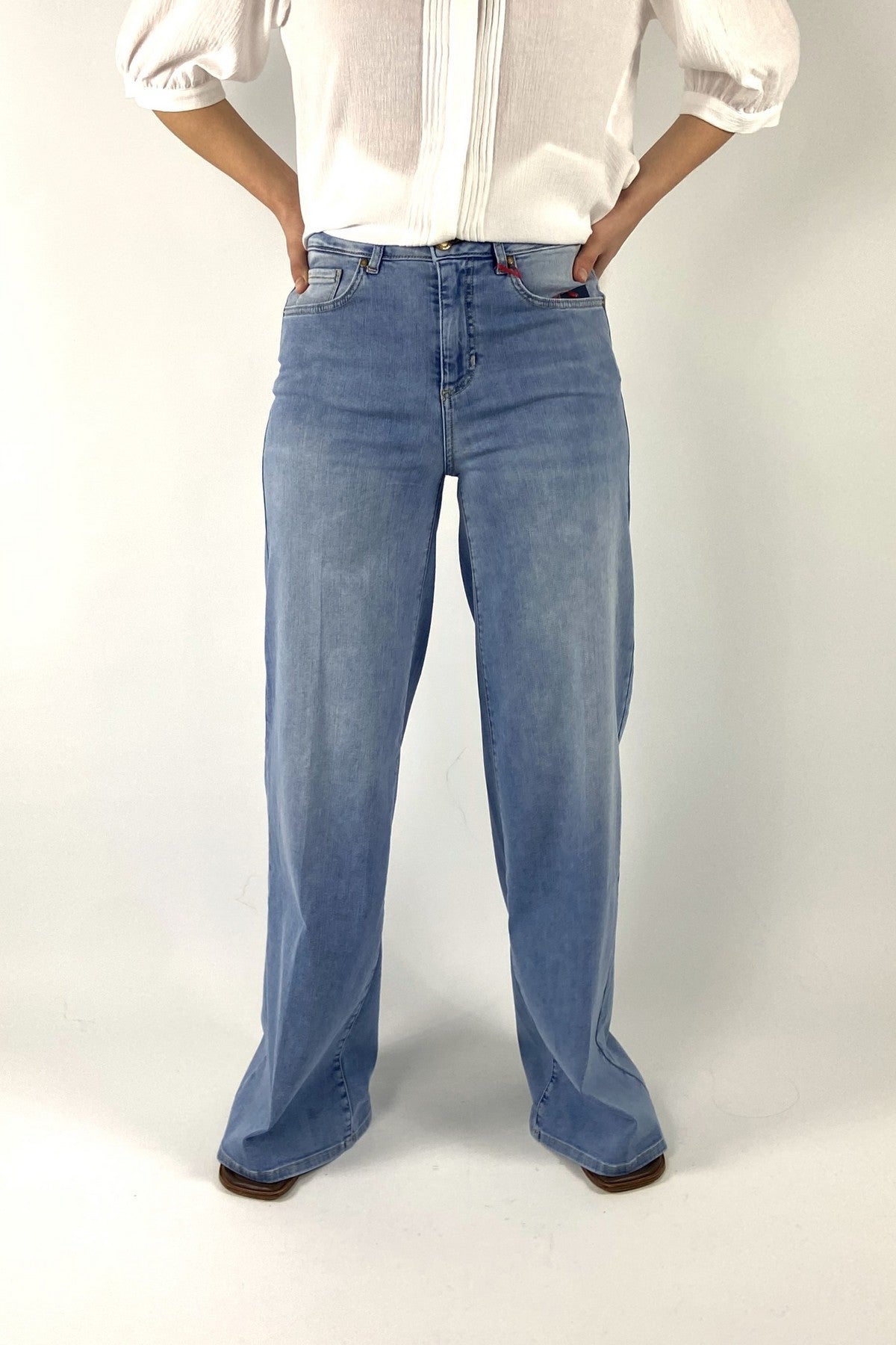 095353-9392-Seductive Maury palazzo jeans in used blue met wijde pijpen en een hoge taille.