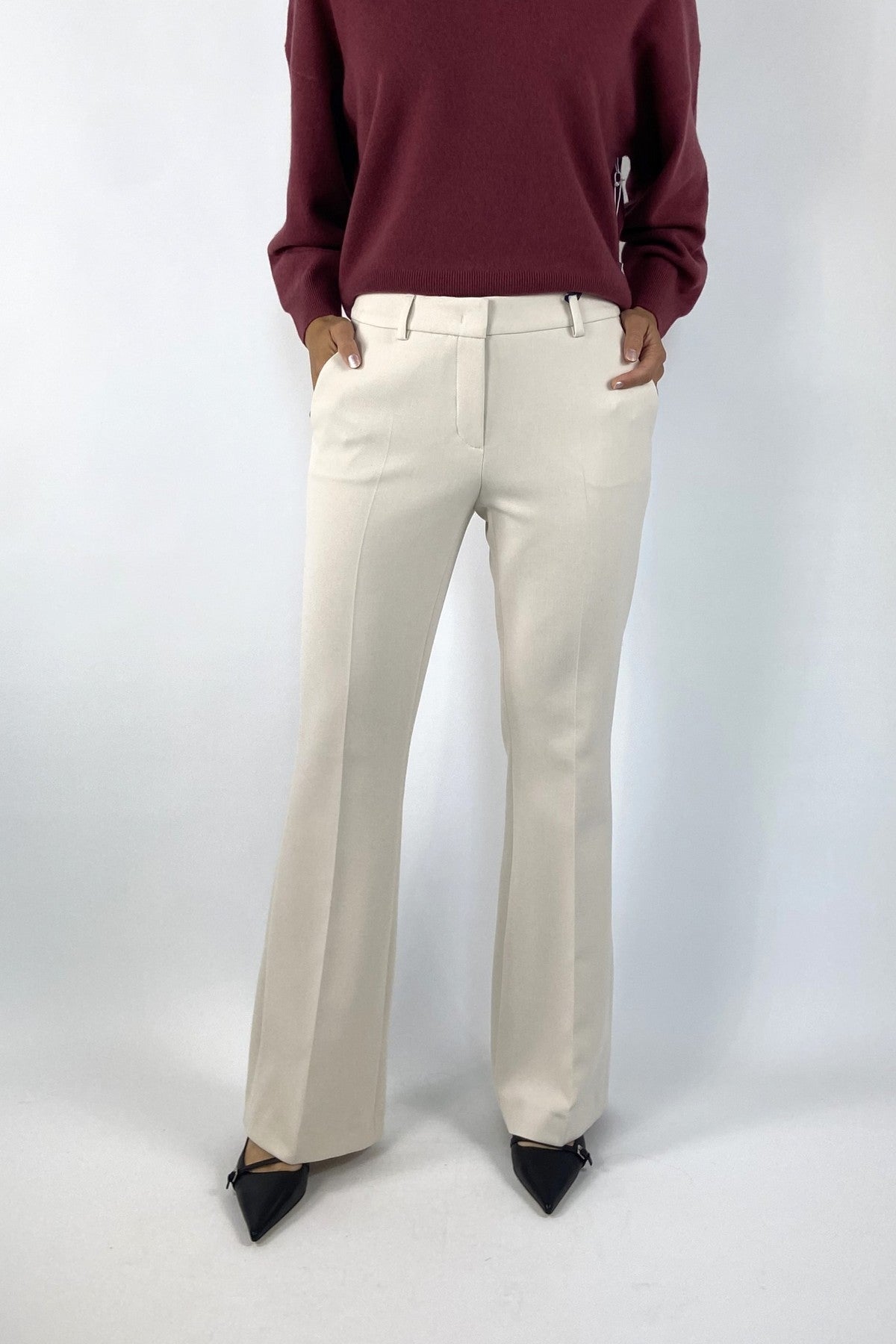 Bootcut broek van Seductive, model Rosie in crème-kleur.
