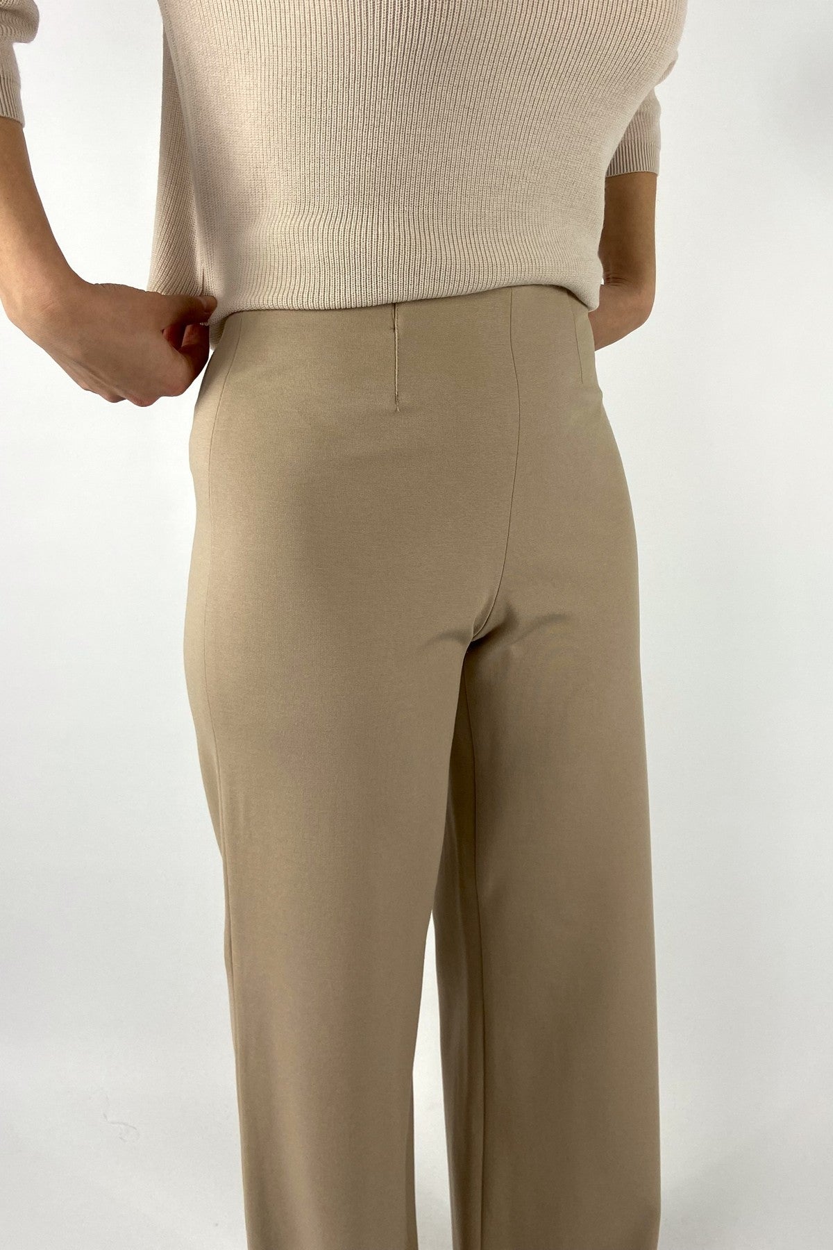 929628-8876-Seductive close-up van de zachte viscosekwaliteit en de verfijnde afwerking van de warm taupe Kimberly broek.