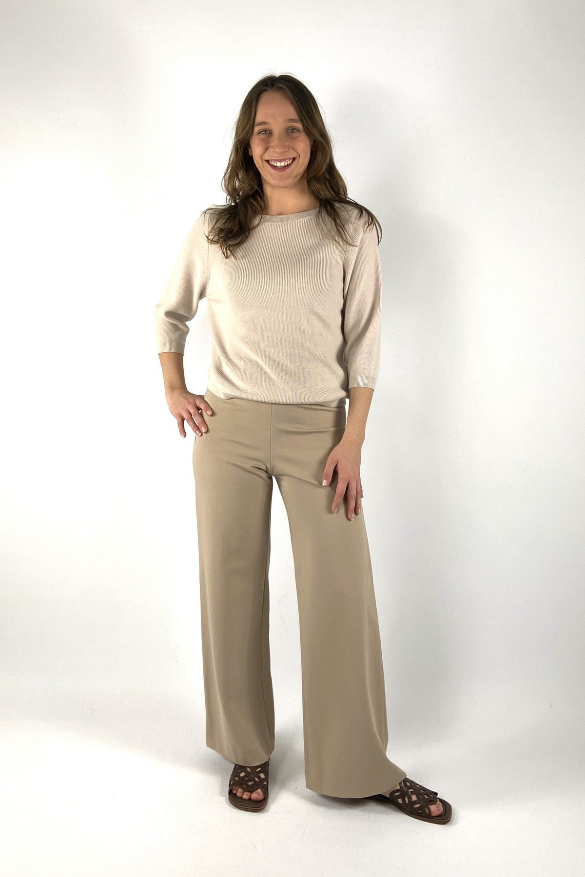 929628-8876-Seductive Kimberly wijde pantalon in warm taupe met een comfortabele elastische tailleband.