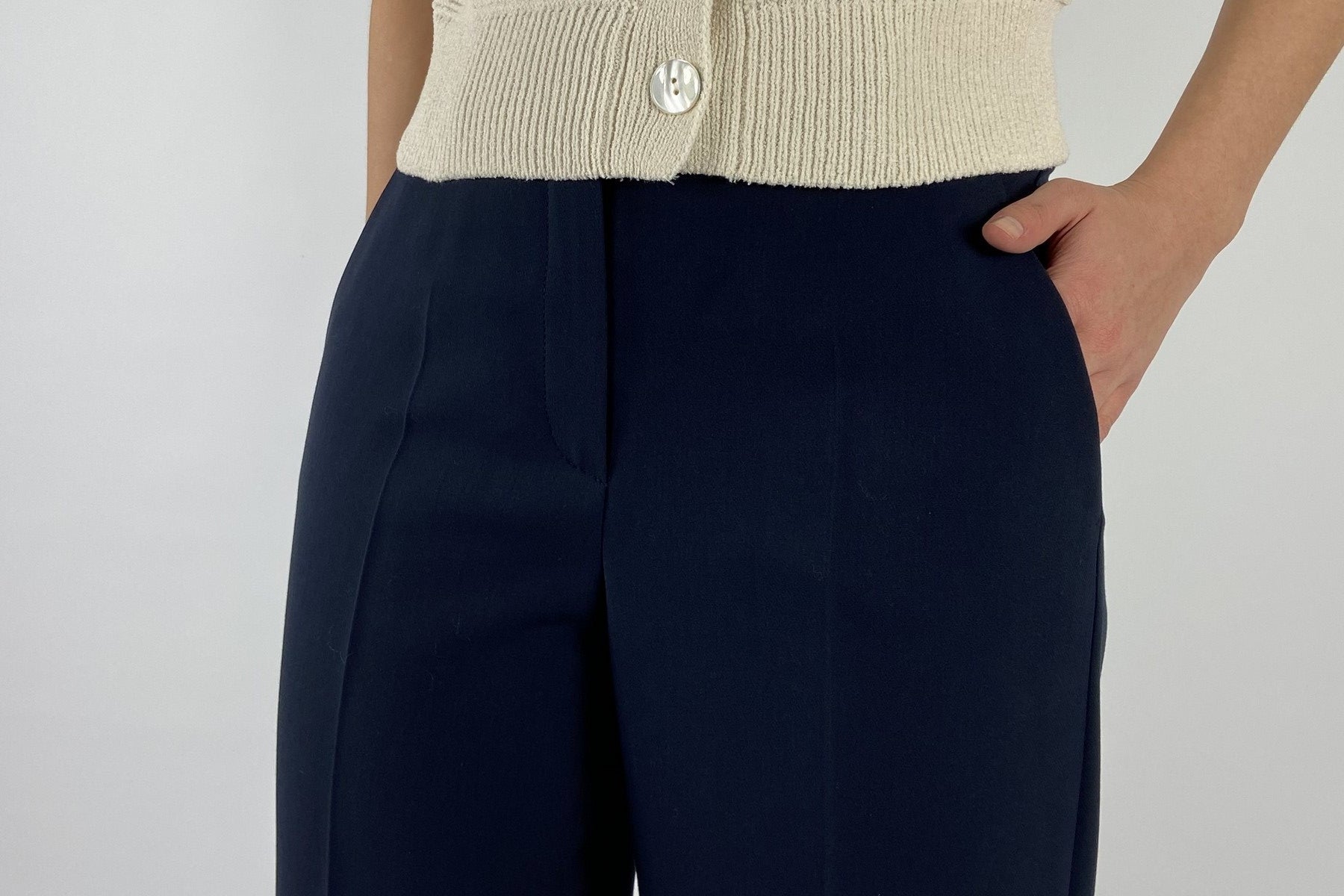 095090-6101-Seductive close-up van de licht gestructureerde marineblauwe stof en de verfijnde afwerking van de tailleband.