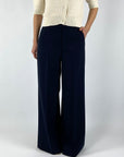095090-6101-Seductive Shiloh wide leg pantalon in marineblauw met klassieke persvouwen en een wijde pijp.