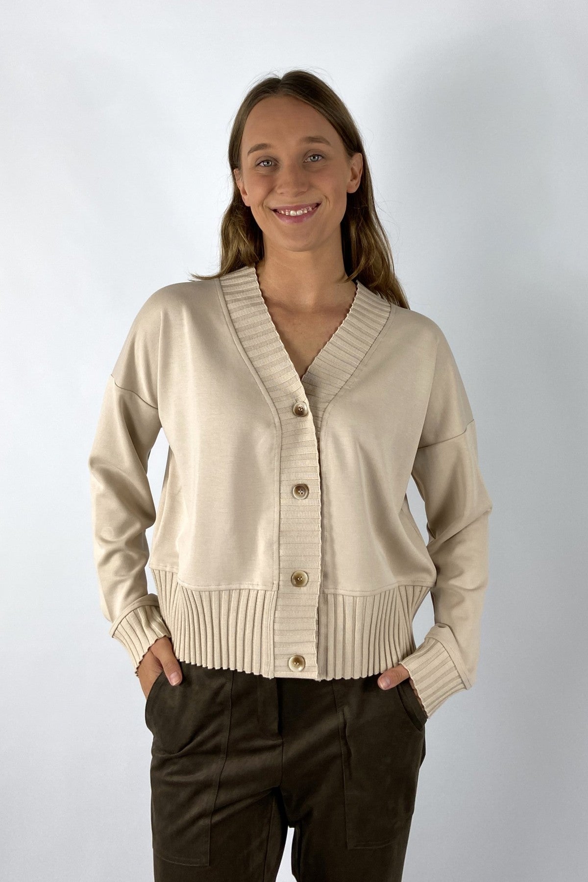 Kort vest in lichbeige met knopen. De randen zijn in ribbrei.