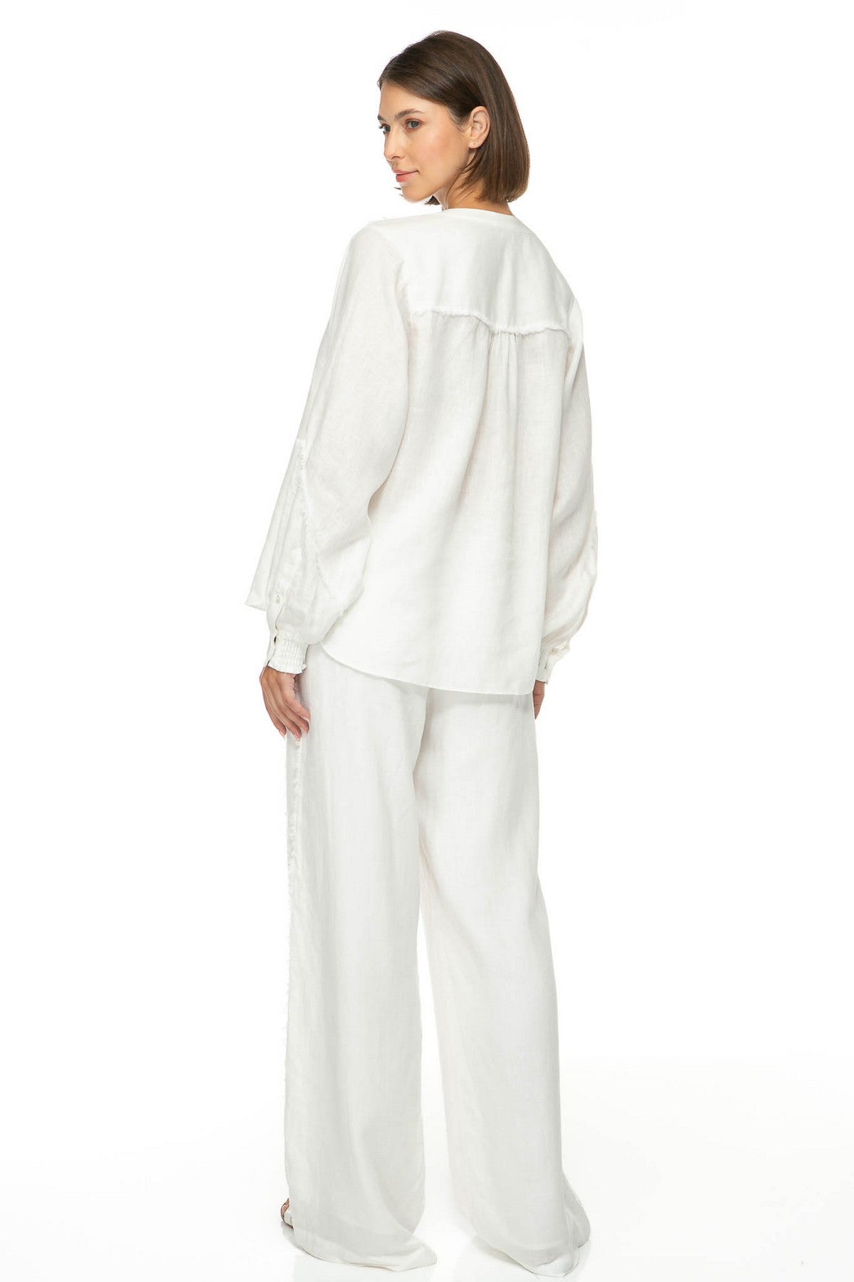 124110100 IVI Collection solid linen rugzijde blouse wit met franjes en volumineuze mouwen 100% linnen.