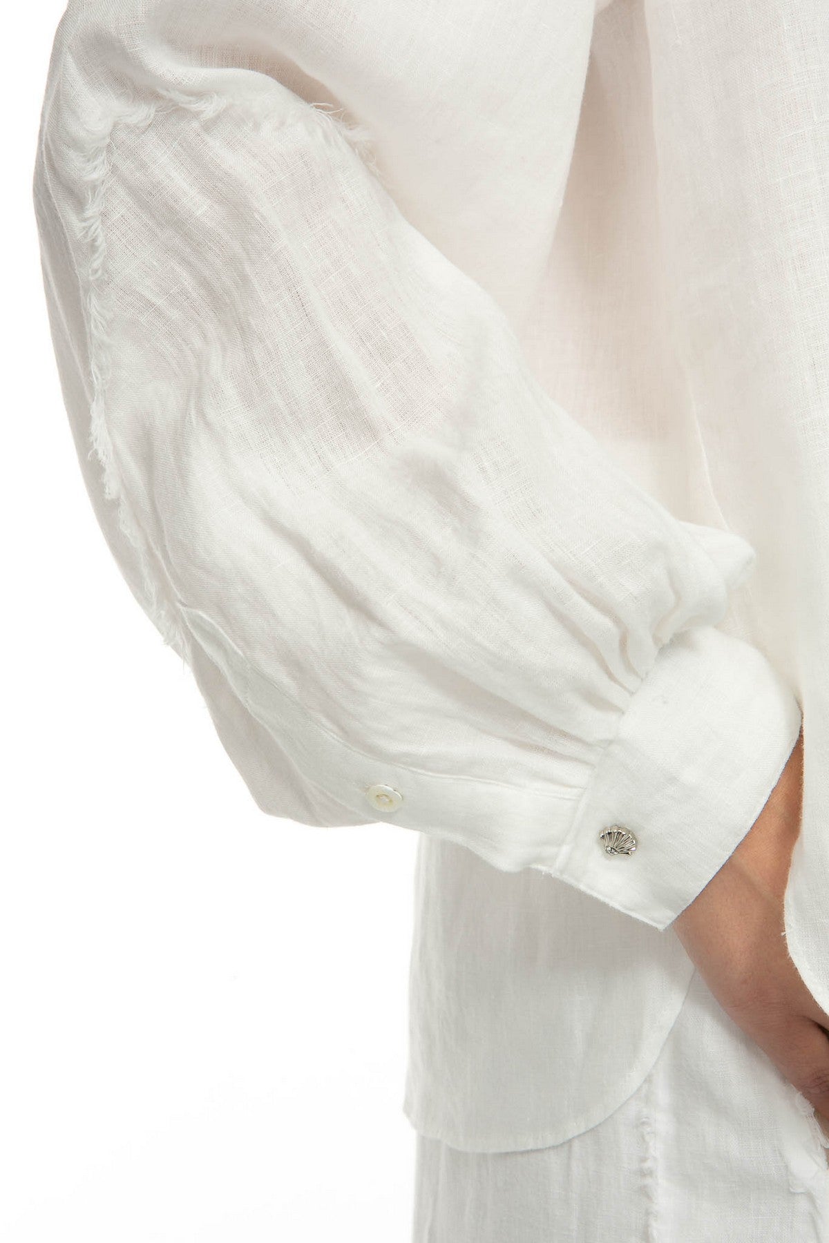 124110100 IVI Collection solid linen blouse wit detail van volumineuze mouwen met knoop.