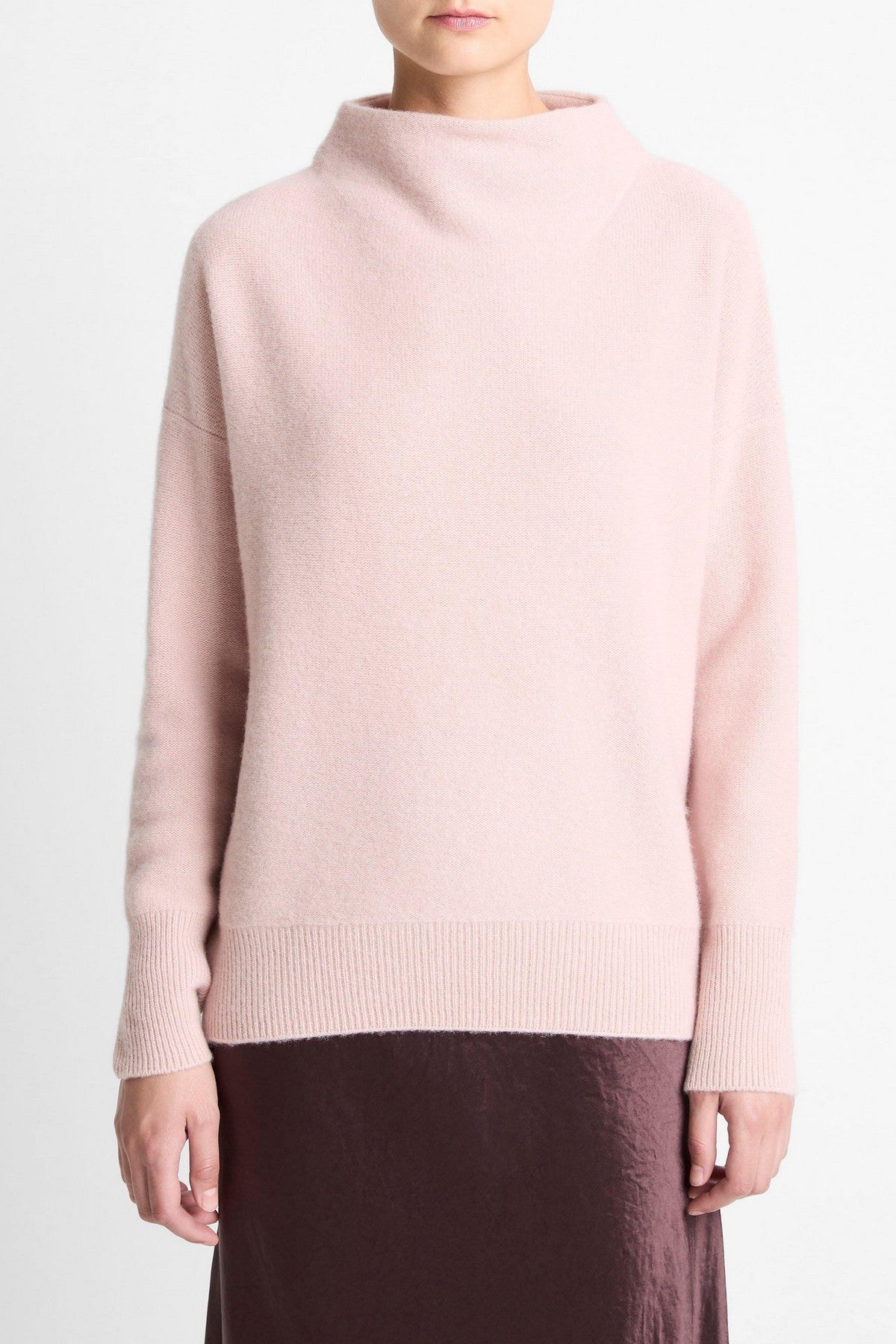 Luxe kasjmier trui met funnel neck in zachtroze tint. Heerlijk zacht, warm en stijlvol met relaxte pasvorm en aangesloten mouwen. 