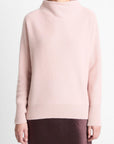 Luxe kasjmier trui met funnel neck in zachtroze tint. Heerlijk zacht, warm en stijlvol met relaxte pasvorm en aangesloten mouwen. 