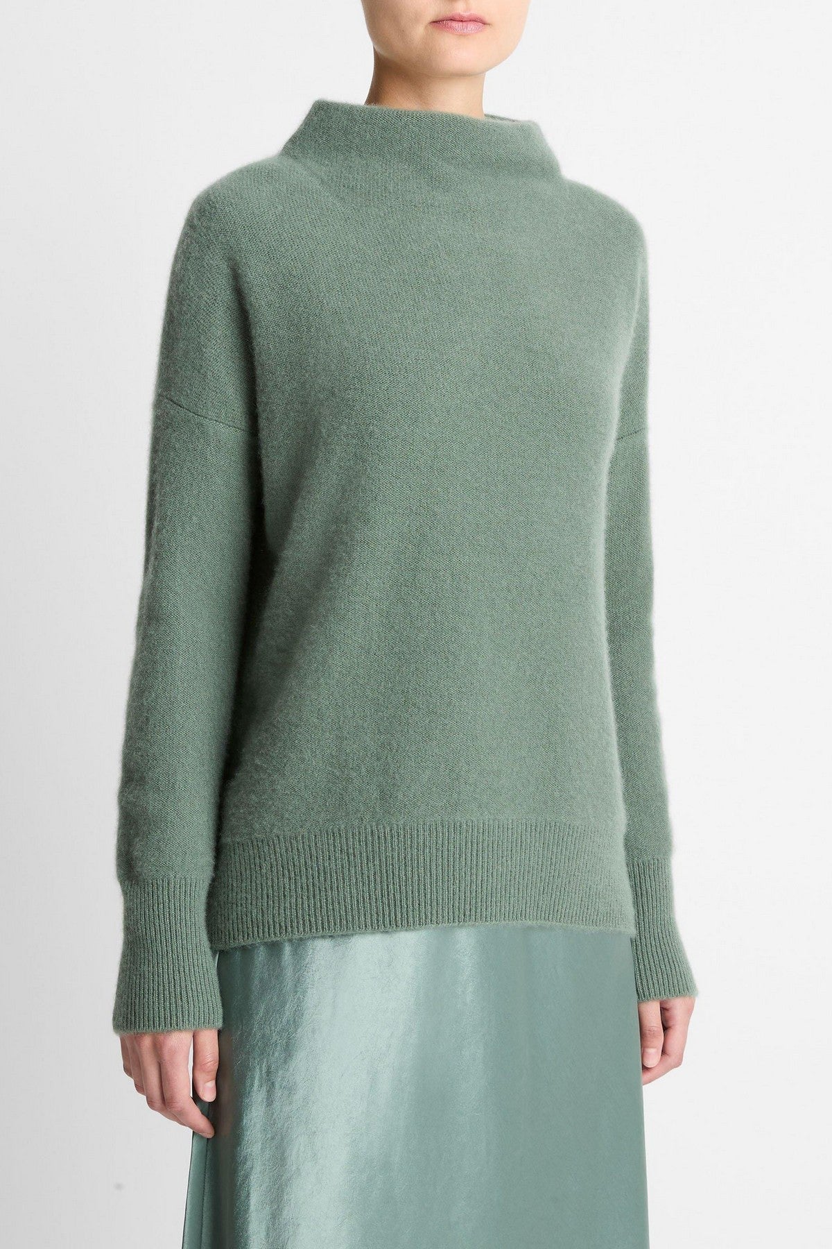 Luxe kasjmier trui van Vince met funnel neck. Heerlijk zacht, warm en stijlvol met relaxte pasvorm en aangesloten mouwen.